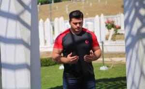 Svjetski prvak u hrvanju stigao u Sarajevo, dijelit će kurbane 